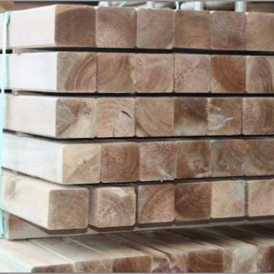 Poteaux carrés en bois impregné